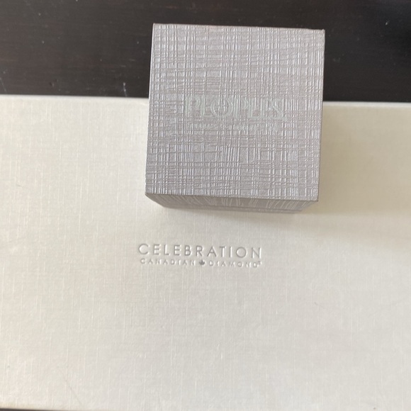 Elegant White Gold Diamond Ring - Picture 9 of 10